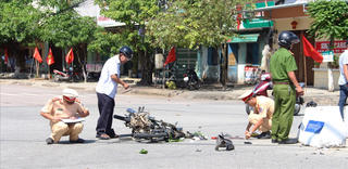 Xe tải va xe máy 'kẹp 3', hai người bị thương nặng