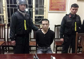 Ngày xuân, xách "hàng nóng" đi đòi nợ thuê