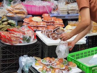 Chợ Hà Nội ngày Rằm tháng 7: Nơi đông đúc, chỗ đìu hiu