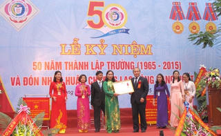 Trường THPT Hoàng Quốc Việt đón Huân chương Lao động hạng Nhất