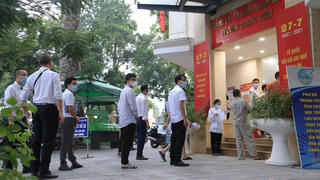 [VIDEO] Xếp hàng xin xác nhận giấy đi đường, nhiều người phải ra về vì thiếu giấy tờ