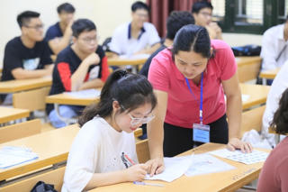 [ẢNH] Ngày đầu làm thủ tục thi THPT quốc gia 2019