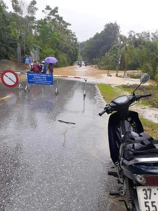 Cố vượt qua đường ngập, hai người bị lũ cuốn mất tích