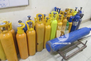 Hà Nội: Phát hiện kho giấu khí cười lớn chuyên cung cấp cho các quán bar, karaoke