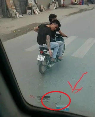 Công an tạm giữ hành chính 2 nam thanh niên rải đinh trước đầu ô tô