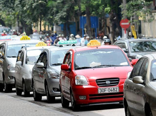 Chậm giảm cước theo giá xăng dầu: Doanh nghiệp taxi bắt tay làm giá