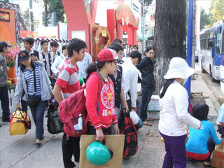 Mang Tết đến với công nhân