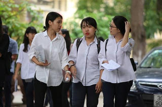 Thí sinh căng thẳng vì đề thi môn Sinh học và Hóa học quá dài