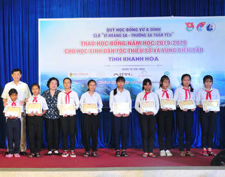 Trao học bổng Vừ A Dính cho học sinh miền núi và hải đảo tỉnh Khánh Hoà