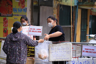 Độc lạ 'chợ nhà giàu' mùa giãn cách: Trăm phương ngàn cách bán hàng