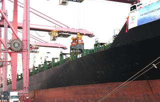 Tàu hàng container 40.000 tấn cập cảng Thành phố Hồ Chí Minh