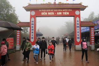 Hàng nghìn du khách đổ về đền Nưa - Am Tiêm trong ngày ‘mở cổng trời’