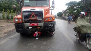 Nghệ An: Một phụ nữ tử vong sau khi va chạm với xe biển đỏ