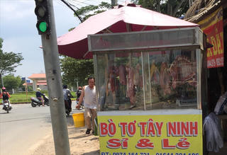 Tràn lan thịt gia súc lề đường