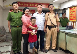 CSGT TP HCM tìm bé trai đi lạc trong 'trận bão' Việt Nam thắng Malaysia