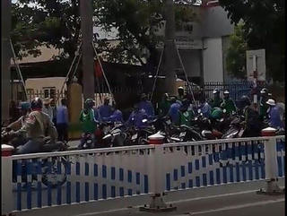 Xe ôm truyền thống ‘chống’ xe ôm công nghệ, một người bị thương