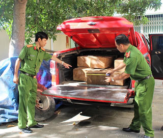 Dùng ô tô bán tải vận chuyển gỗ lậu trái phép tại Quảng Nam