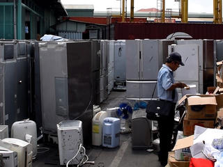 Phát hiện 2 container hàng nhập lậu