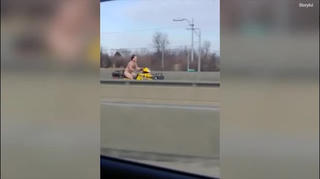 Khỏa thân chạy mô tô ngược chiều trên cao tốc Mỹ