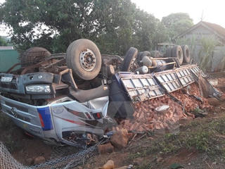 Húc đổ cây, xe tải chở gạch lật ngửa, hai người bị thương nguy kịch