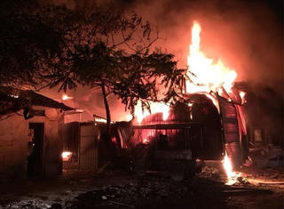 Hà Nội: Cháy lớn tại nhà xưởng chứa nhiều đồ gỗ ở phố Định Công