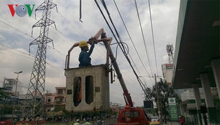 Xe bồn bơm xăng kéo đứt đường điện hạ thế