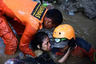 Giải cứu cô gái Indonesia sau hai ngày mắc kẹt cạnh thi thể mẹ