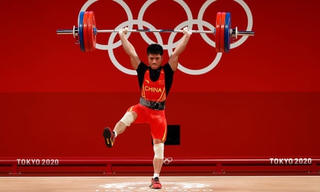 VĐV Trung Quốc đứng một chân nâng tạ vẫn... phá kỷ lục Olympic