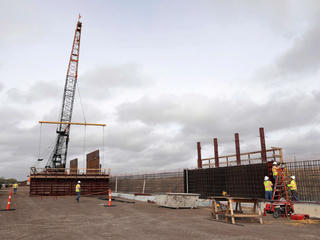 Lầu Năm Góc chi thêm gần 4 tỷ USD xây tường bao biên giới