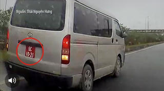 Xe biển đỏ chạy lùi trên cao tốc Hà Nội - Thái Nguyên