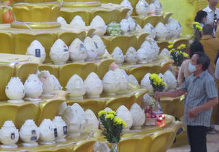 Người dân tiếp tục tới chùa Kỳ Quang 2 nhận diện tro cốt 