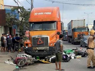 Xe container húc văng 7 xe máy đang chờ đèn đỏ, 6 người bị thương