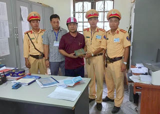 CSGT trả lại 450 triệu đồng trong cốp xe máy cho người dân