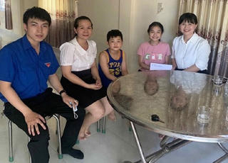 Thăm, tặng quà cho các em nhỏ có hoàn cảnh khó khăn, trẻ bị khuyết tật