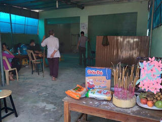 Nhói lòng hình ảnh chiến sĩ công an đưa tiễn con trai 3 tuổi rồi trở lại chốt chống dịch