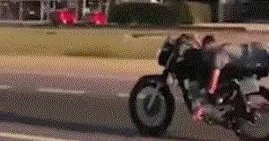 Đùa với thần chết, nằm sấp lái xe máy chạy 128 km/h