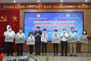 Trao tặng gần 3.700 bộ máy tính cho học sinh có hoàn cảnh khó khăn