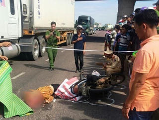 Va vào thành cầu, một phụ nữ bị container cán qua