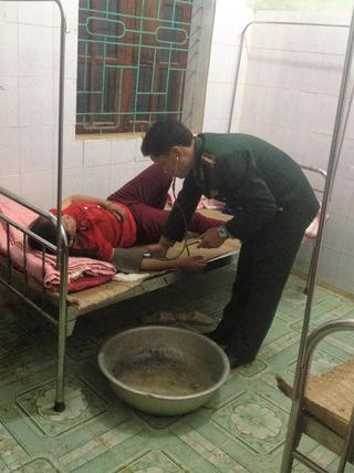 Bộ đội Biên phòng cứu người phụ nữ ăn lá ngón tự tử