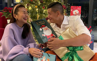 'Sao' Việt trong ngày: Thanh Hằng cười tít mắt khi được Bình Minh tặng quà Giáng sinh