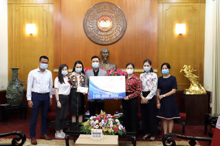 Ca sĩ Tuấn Hưng ủng hộ 100 triệu đồng phòng, chống dịch Covid-19