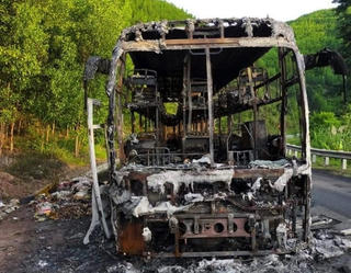 Xe khách giường nằm bất ngờ bốc cháy khi đang chạy trên đường