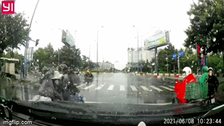 [VIDEO] Chiếc áo mưa nghĩa tình