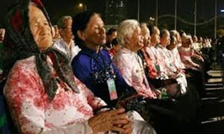 Hỏi - Đáp chính sách: Tái giá vẫn được phong Bà mẹ Việt Nam anh hùng