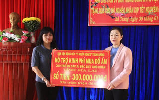 Phó Chủ tịch Trương Thị Ngọc Ánh tặng quà Tết cho hộ nghèo tại Gia Lai