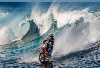 Lướt sóng bằng... xe máy