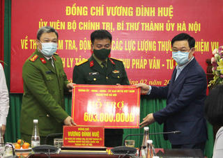 Bí thư Thành ủy Hà Nội  động viên các lực lượng làm nhiệm vụ tại khu cách ly Pháp Vân – Tứ Hiệp