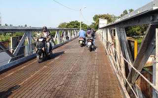 Lo cho những cây cầu sắt