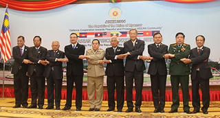 Các bộ trưởng quốc phòng ASEAN lập đường dây nóng ứng phó khủng hoảng