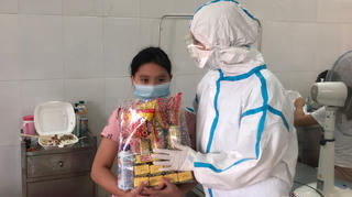 Tết thiếu nhi đặc biệt ở nơi điều trị bệnh nhân Covid-19